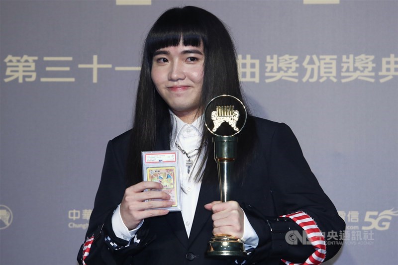 第31屆金曲獎3日晚間在北流舉行頒獎典禮,年輕創作歌手持修帶著幸運物噴火龍卡片出席盛會,果真奪下一生一次的金曲最佳新人獎。中央社記者王騰毅攝 109年10月3日