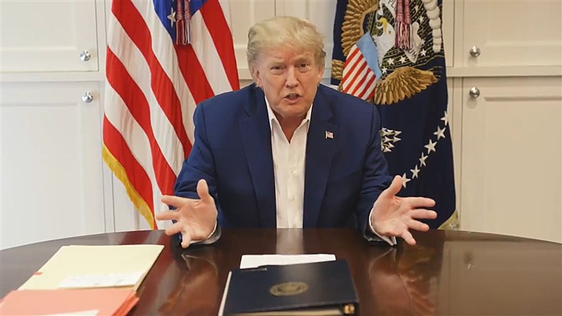 美國總統川普確診感染武漢肺炎,他3日在推特發布新影片,說他感覺好多了。(圖取自twitter.com/realDonaldTrump)