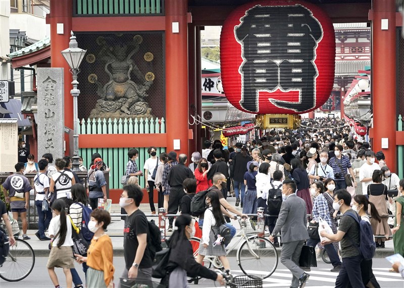 日媒報導,多位日本政府相關人士3日透露,日本政府已開始正式檢討「有條件」開放外國觀光客入境,最快2021年春天起試行。圖為3日的東京淺草觀光人潮。(共同社)