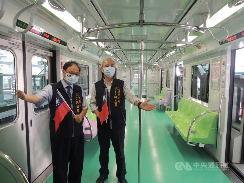 雙十國慶將至,台中捷運市政府站將於10日首度開放民眾參觀,台中市民政局長吳世瑋(左)與台中捷運公司董事長林志盈(右)5日說明參觀事宜。中央社記者郝雪卿攝 109年10月5日