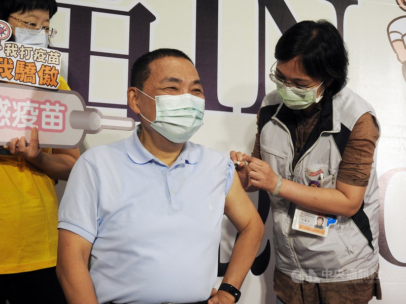 新北市政府5日舉辦公費流感疫苗開打記者會,市長侯友宜(中)現場帶頭示範接受疫苗注射,並呼籲各公費施打對象應踴躍接種。中央社記者王鴻國攝 109年10月5日