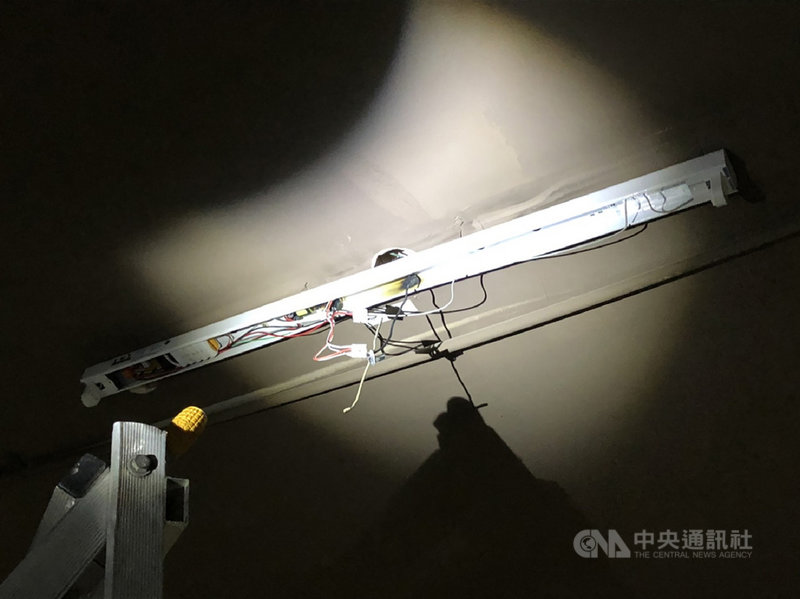台中一名王姓工人5日為一處大樓地下停車場更換日光燈管時，疑因施工前未先斷電，也未使用絕緣防護手套，不慎觸電昏倒，發現後緊急送醫仍不治。（翻攝照片）中央社記者蘇木春傳真　109年10月5日