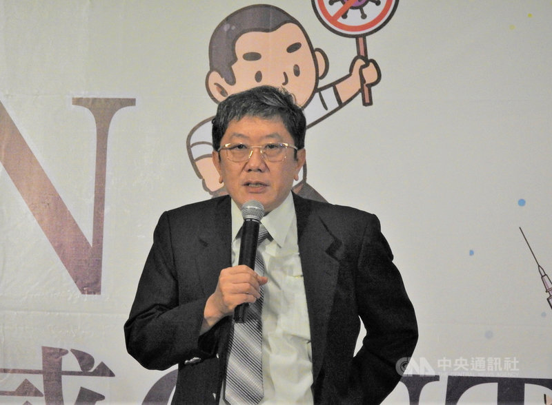 新北市政府5日舉辦公費流感疫苗開打記者會,台灣疫苗推動協會榮譽理事長李秉穎(圖)會中表示,因2019冠狀病毒疾病(COVID-19,俗稱武漢肺炎)和流感病毒的初期感染症狀不易分辨,呼籲大家都應打流感疫苗。中央社記者王鴻國攝 109年10月5日