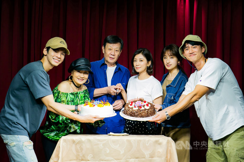 影集「媽,別鬧了!」4日舉辦主景殺青宴,剛好演員寇世勳(左3)、賈靜雯(右3)都在10月生日,演員群林柏宏(左起)、比莉、吳慷仁(右起)、柯佳嬿也一同獻上祝福。(草舍文化提供)中央社記者葉冠吟傳真 109年10月5日