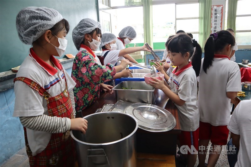 教育部長潘文忠5日表示,已發函要求各級學校、幼兒園、課後照顧服務中心和短期補習班供應膳食一律使用國產豬肉、牛肉。(示意圖/中央社檔案照片)