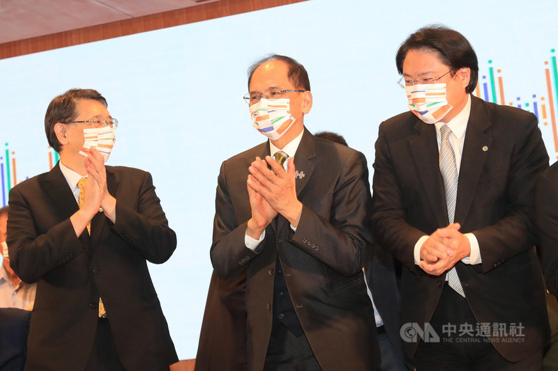 中華民國各界慶祝109年國慶籌備委員會5日在立法院舉行記者會,說明今年國慶大會、國慶晚會及國慶焰火等系列活動。擔任國慶籌備委員會主委的立法院長游錫堃(中)以及立法院祕書長林志嘉(左)、基隆市長林右昌(右)等人與會。中央社記者吳家昇攝 109年10月5日