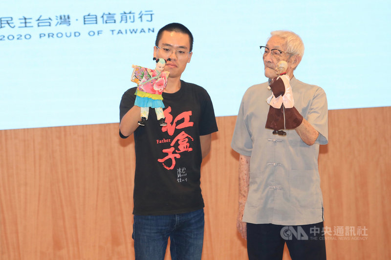中華民國各界慶祝109年國慶籌備委員會5日在立法院舉行記者會,說明今年國慶大會、國慶晚會及國慶焰火等系列活動。陳錫煌傳統掌中劇團將於序幕表演。中央社記者吳家昇攝 109年10月5日