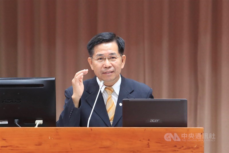 教育部長潘文忠(圖)5日在立法院教育及文化委員會表示,已發函要求各級學校、幼兒園、課後照顧服務中心和短期補習班供應膳食一律使用國產豬肉、牛肉,而學校可透過手機App即時驗證食材來源。中央社記者吳家昇攝 109年10月5日