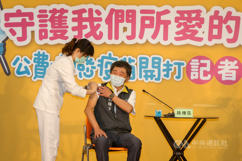 衛福部疾管署5日在台北舉行「守護我們所愛的人」109年公費流感疫苗開打記者會,衛福部長陳時中(右)出席宣傳,現場施打疫苗。中央社記者裴禛攝 109年10月5日