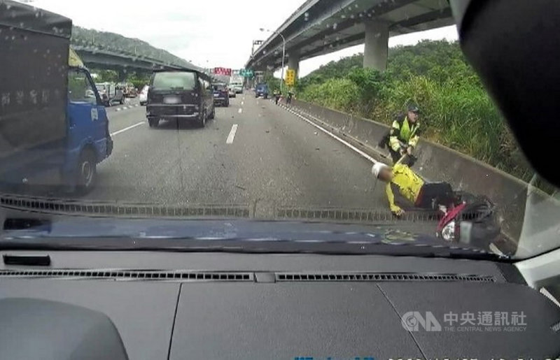 國道一號北向36.4公里處5日有一輛普通重型機車騎上國道蛇行遭撞,國道警發現後冒險上前救人因而擦挫傷,事件更導致多車連環撞。(翻攝畫面)中央社記者王鴻國傳真 109年10月5日
