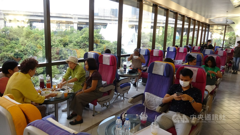 泰航將總部員工餐廳改裝為機艙餐廳,把泰航著名的紫色座椅全部搬進餐廳內。中央社記者呂欣憓曼谷攝 109年10月5日