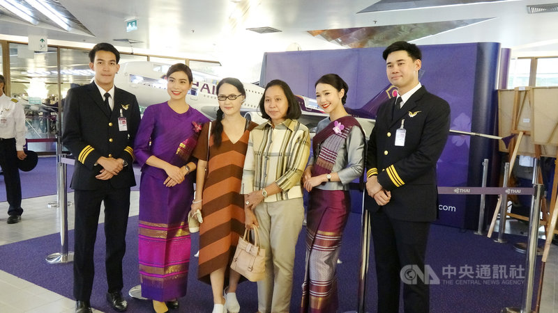 泰航將總部員工餐廳改裝為機艙餐廳,機組人員自願身穿制服到餐廳和顧客互動,增添顧客到餐廳用餐的樂趣。中央社記者呂欣憓曼谷攝 109年10月5日