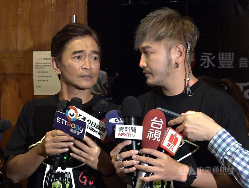 藝人「小鬼」黃鴻升驟逝,各界不捨。藝人吳宗憲(左)與KID(右)合力主持小鬼追思音樂會「地球上最浪漫的演唱會」主持人,兩人也呼籲大家好好把握時間,及時向身邊的人說愛。中央社記者王心妤攝 109年10月6日