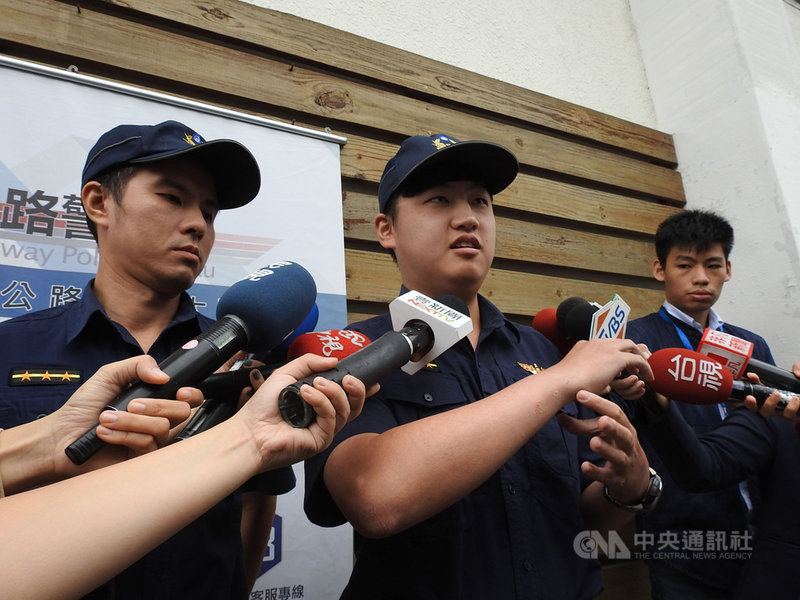 在國道勇救遭撞機車男的員警王暐翔（中）和李柏勳（左）6日接受媒體聯訪，王暐翔被問到未來若遇同樣場景是否還會先救人？他說，仍會先救人。中央社記者王鴻國攝 109年10月6日