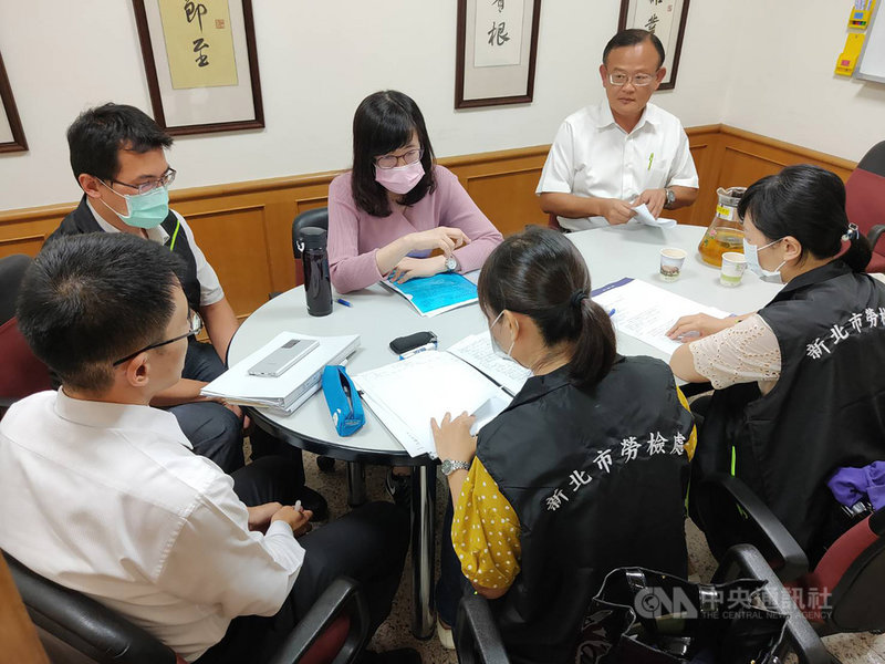新北市政府勞動檢查處6日派員前往疑要求吹哨者離職的康軒文教集團總公司進行勞動檢查，勞檢處表示，今天主要是釐清工資給付、終止契約等爭議相關事項。（新北市勞工局提供）中央社記者沈佩瑤傳真　109年10月6日