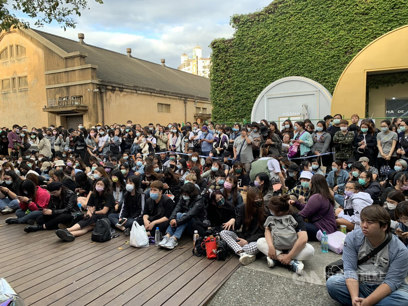 藝人「小鬼」黃鴻升驟逝,6日晚間在台北舉辦追思音樂會「地球上最浪漫的演唱會」,下午場外超過2000人等待入場。中央社記者王心妤攝 109年10月6日