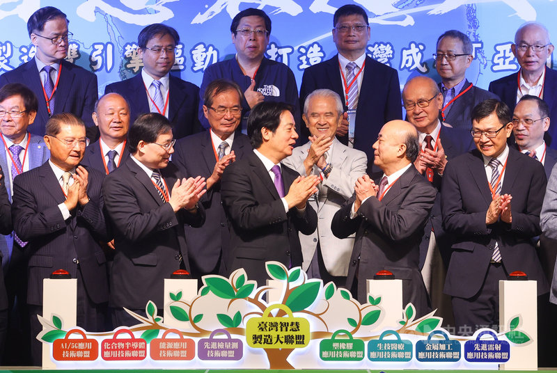機械公會與電電公會6日舉行「台灣智慧製造大聯盟」成立大會,副總統賴清德(前中)出席,合影後向機械公會理事長柯拔希(前右2)等出席貴賓們拱手致意。中央社記者謝佳璋攝 109年10月6日