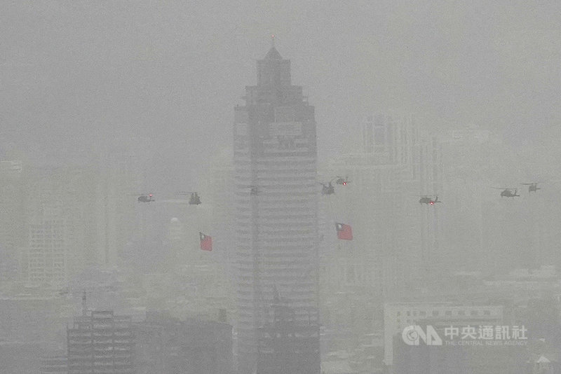 雙十國慶即將到來,國軍6日上午實施旋翼機、快速機全兵力預演校閱,CH-47契努克直升機吊掛巨幅國旗進場,飛過博愛特區。中央社記者徐肇昌攝 109年10月6日