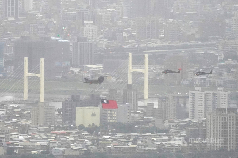 雙十國慶即將到來,國軍6日上午實施旋翼機、快速機全兵力預演校閱,分別有UH-60M黑鷹直升機、CH-47契努克直升機吊掛巨幅國旗進場。中央社記者徐肇昌攝 109年10月6日