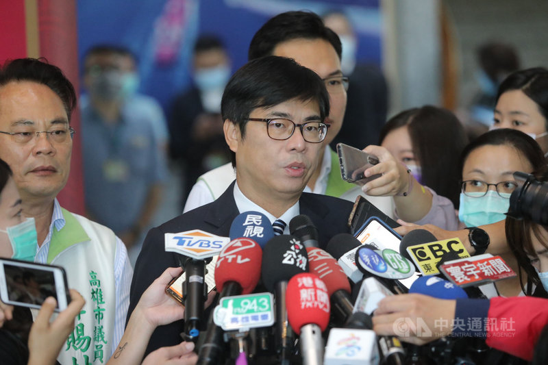 高雄港區土地開發公司總經理洪東煒不滿被逼退,指市長陳其邁「不知感恩」。陳其邁(前中)6日在高雄市議會接受媒體聯訪時說,過去他擔任代理市長,洪東煒是財政局副局長,曾爭取出任局長未遂,他和洪東煒沒有任何私交。中央社記者董俊志攝 109年10月6日