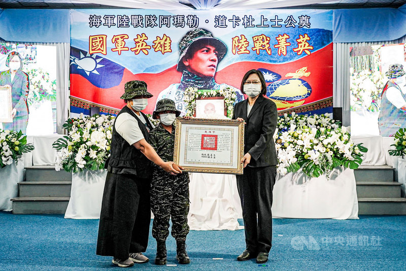 因漢光演習覆艇傷重不治的海軍陸戰隊上士阿瑪勒．道卡杜，6日在屏東生命園區舉行公奠，總統蔡英文（右）親頒褒揚令，由阿瑪勒的姐姐及大女兒接受。（海軍陸戰隊提供）中央社記者郭芷瑄傳真  109年10月6日