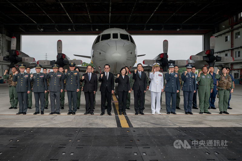 總統蔡英文（前排中）6日視導空軍第六混合聯隊表示，當國人面對中共文攻武嚇及有心人士操作，更要拿出精實表現，展現「國土主權、寸土不讓；民主自由、堅守不退」信念，讓不實言論不攻自破。（總統府提供）中央社記者葉素萍傳真　109年10月6日