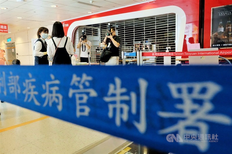 中央流行疫情指揮中心副指揮官陳宗彥27日表示,關於邊境兩階段解封,目前僅是幕僚討論,還未定案、成型。圖為桃園機場。(中央社檔案照片)
