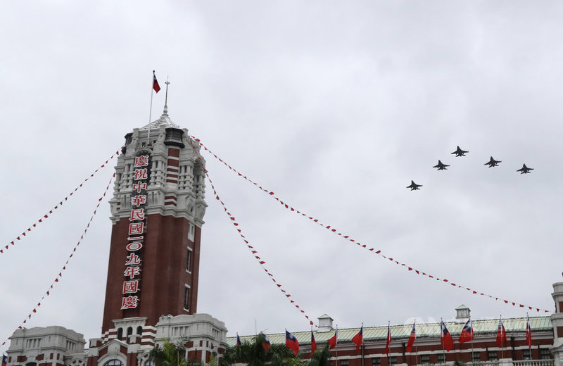 雙十國慶典禮將至,國軍6日上午在總統府前執行空中兵力全兵力預演校閱,F-16V戰機編隊衝場,飛越總統府上空。中央社記者張皓安攝 109年10月6日