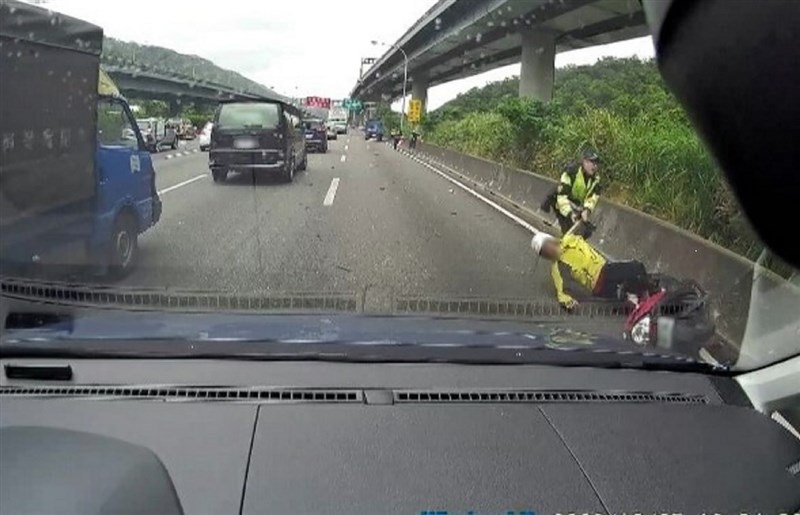 國道一號北向36.4公里處5日有一輛普通重型機車騎上國道蛇行遭撞,國道警發現後冒險上前救人因而擦挫傷,事件更導致多車連環撞。(翻攝畫面)中央社記者王鴻國傳真 109年10月5日
