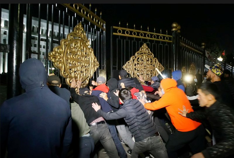 中亞國家吉爾吉斯國會選舉後爆發反政府示威,數千示威者6日凌晨衝入政府與安全總部並釋放入監服刑的前總統阿坦巴耶夫。(路透社)