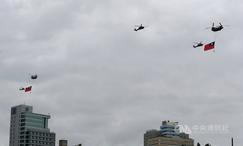 雙十國慶典禮將至,國軍6日上午在總統府前上空實施旋翼機、快速機全兵力預演校閱,CH-47契努克直升機吊掛巨幅國旗進場。中央社記者張皓安攝 109年10月6日