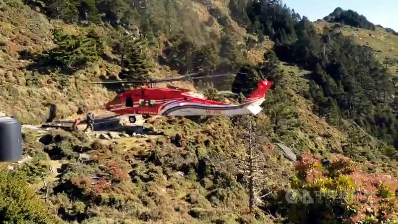 中秋連假空勤黑鷹直升機進行高山訓練,巧遇嘉明湖山屋有人高山症,黑鷹直升機以低空滯留和後退離場技術順利載送患者下山。(嘉明湖熊出沒企業社提供)中央社記者盧太城台東傳真 109年10月6日