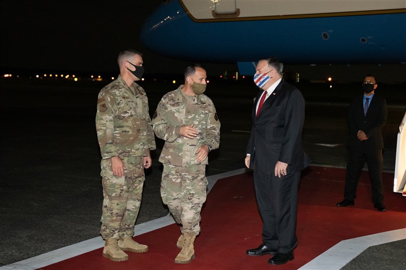 美國國務卿蓬佩奧(前右)6日凌晨抵達日本東京訪問。(圖取自twitter.com/SecPompeo)
