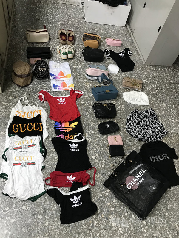 保二總隊刑警大隊組成專案小組,於109年上半年間查獲直播侵權案件共23件、送辦23人,查獲仿冒商品4933件,侵權市值達新台幣2000萬餘元,犯嫌年齡層多在30至50歲間,且有多名少年觸犯商標法遭偵辦。(翻攝照片)中央社記者蘇木春傳真 109年10月6日