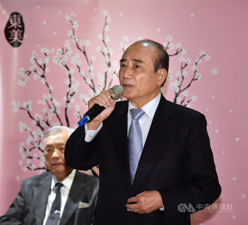 前立法院長王金平(前)6日在台北出席故前總統李登輝當年文膽李靜宜的新書發表會,對李靜宜新書「漫長的告別–記登輝先生,以及其他」表達推崇。中央社記者王飛華攝 109年10月6日