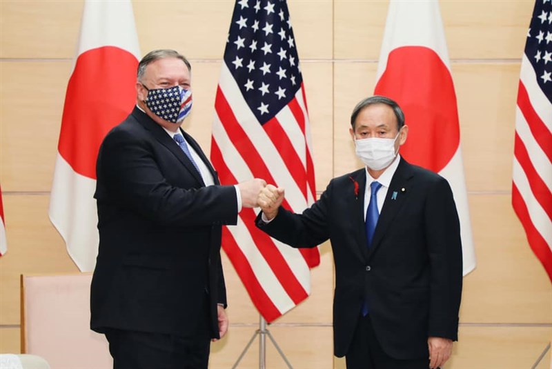 日本首相菅義偉(右)6日進行就任以來首度「會見外交」,跟來訪的美國國務卿蓬佩奧(左)舉行會談,確認雙方緊密合作等政策方向。(圖取自facebook.com/sourikantei)