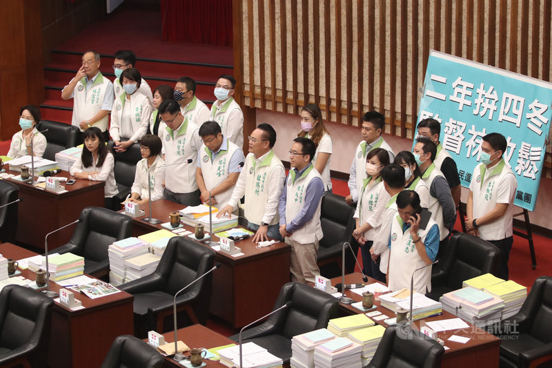 高雄市長陳其邁7日首次列席高雄市議會施政報告並備詢，民進黨團總召韓賜村（前左6）肯定陳其邁首次列席議會施政報告，49頁的報告書強調「兩年拚四年」，方向清楚明瞭，給陳其邁200分的評價。中央社記者董俊志攝  109年10月7日