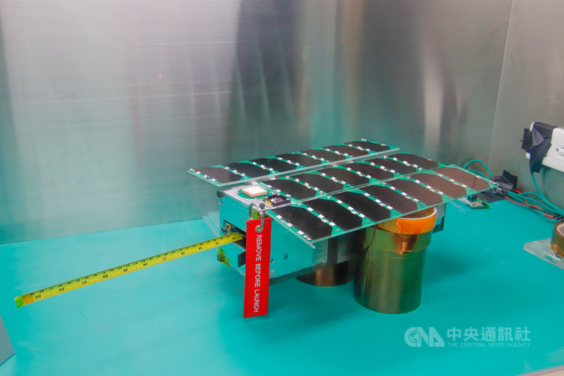 國立中央大學自主研發的「飛鼠號立方衛星」,命名參考中央大學的松鼠吉祥物,以及衛星在太陽能板和天線彈射後類似飛鼠的樣貌。(校方提供)中央社記者葉臻傳真 109年10月7日