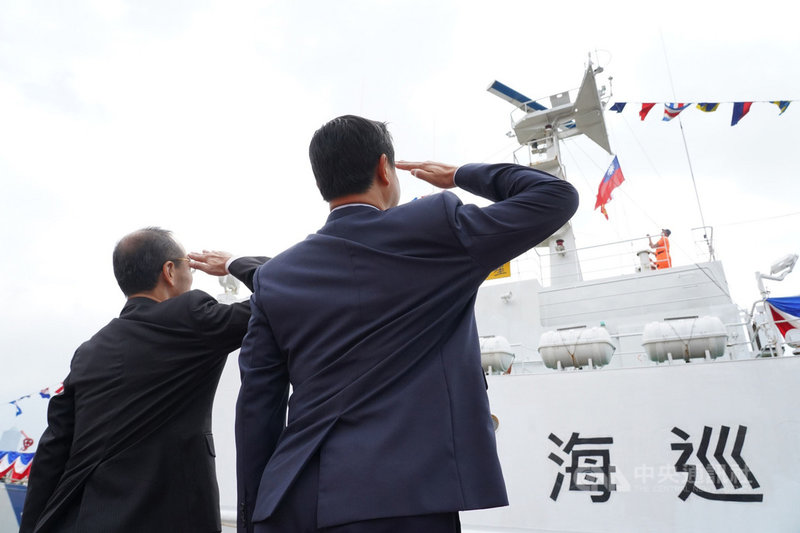 編制海巡署艦隊分署南部地區機動海巡隊的福星艦,7日在新濱碼頭舉行除役典禮,在福星艦歷任艦長、退休同仁等人共同見證下,以白色油漆將艦名及艦號移除,並將桅杆國旗緩緩降下,象徵福星艦32年海上馳騁的歲月畫下完美句點,正式光榮退役。(海巡署南部分署提供)中央社記者侯文婷傳真 109年10月7日