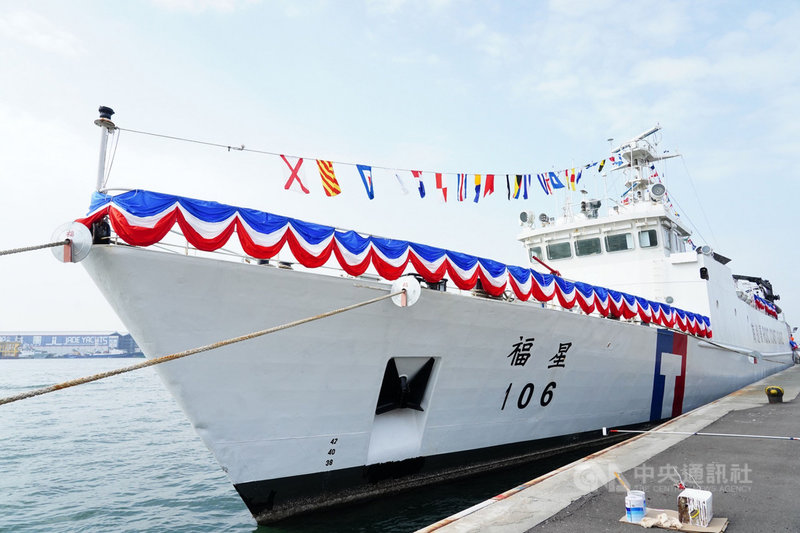 編制海巡署艦隊分署南部地區機動海巡隊的福星艦,7日在新濱碼頭舉行除役典禮,以白色油漆將艦名及艦號移除,並將桅杆國旗緩緩降下,象徵守護海疆32年的福星艦正式光榮退役。(海巡署南部分署提供)中央社記者侯文婷傳真 109年10月7日