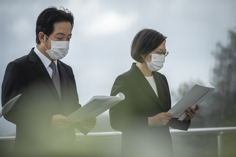 前總統李登輝奉安禮拜7日上午圓滿結束,儀式簡單肅穆、莊嚴隆重;圖為總統蔡英文(右)、副總統賴清德(左)進行禮敬儀式。(總統府提供)中央社 109年10月7日