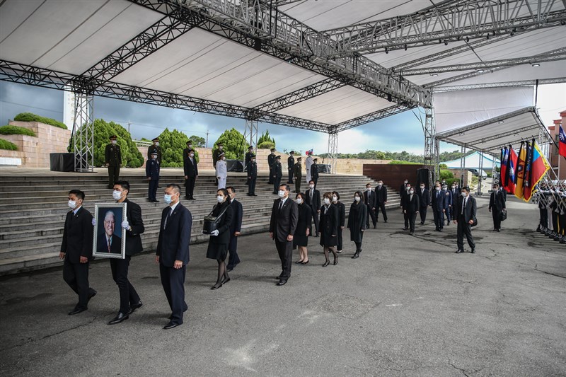 前總統李登輝奉安禮拜7日舉行,圖為李登輝孫女李坤儀身著黑衣手捧骨灰罈、李坤儀夫婿趙贊凱手捧李登輝遺照,送別李登輝最後一程。(軍聞社提供)中央社記者葉素萍傳真 109年10月7日