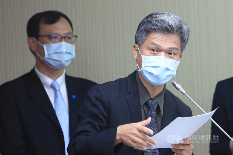 國民黨立委蔣萬安7日指出,宣揚萊克多巴胺文宣疑入侵校園,以「營養小常識」介紹瘦肉精,宣稱可增瘦肉、賣相好;教育部國民及學前教育署署長彭富源(右)表示,經查此文宣為團膳業者自行撰擬,並非官方文宣,已要求台北市政府教育局盡快清查。中央社記者吳家昇攝 109年10月7日