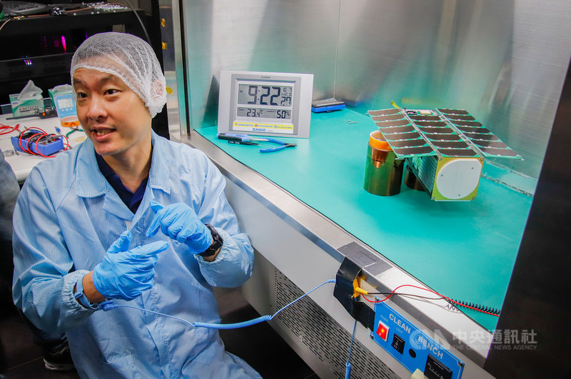 國立中央大學自主研發的「飛鼠號立方衛星」,太空系教授張起維表示,飛鼠號的科學酬載、電力次系統、衛星電腦、飛行軟體及結構皆由中央大學團隊自製。(校方提供)中央社記者葉臻傳真 109年10月7日