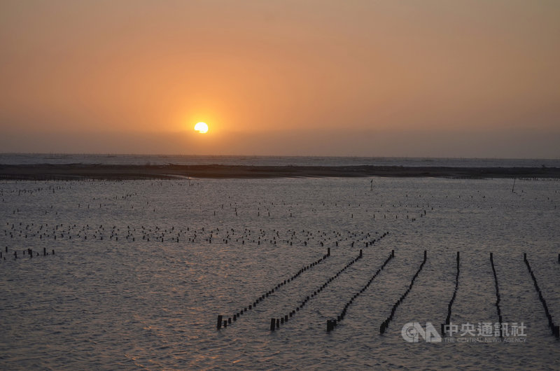 電影「消失的情人節」中的夢幻夕陽就在嘉義縣東石鄉白水湖壽島拍攝，此處夕陽與潮汐的絕美變化，造就影片中最吸引人的場景。中央社記者蔡智明攝  109年10月7日