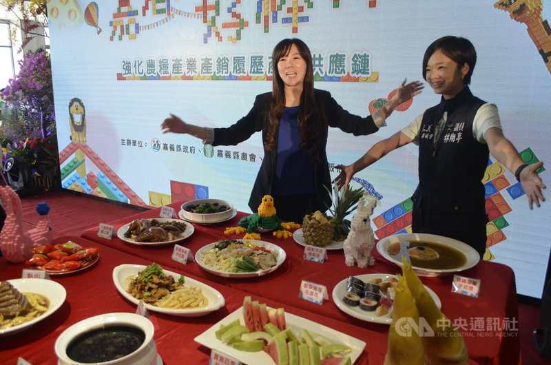 為幫助農民行銷具有產銷履歷的農漁產品，嘉義縣農會與在地飯店合作，以當季食材製作「嘉鄉味好棒棒」風味菜色，7日舉辦發表會，嘉義縣農會總幹事黃貞瑜（左）等人出席，邀請大家品嚐美味。中央社記者蔡智明攝　109年10月7日