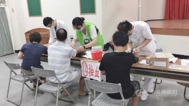 衛生福利部放寬肝炎篩檢的年齡限制,只要年滿45歲至79歲(原住民為40歲)者,可持健保卡至全市504家提供成人預防保健的醫事機構,接受B、C型肝炎篩檢。圖為桃園市民7日接受篩檢。(桃園衛生局提供)中央社記者葉臻傳真 109年10月7日