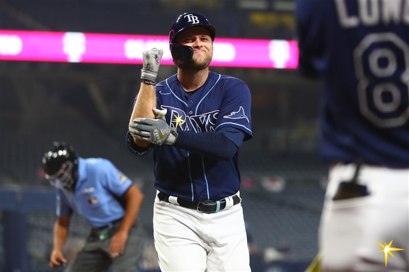 MLB光芒隊7日有4發全壘打演出，投手群合計飆18次三振創紀錄，最終以7比5擊敗洋基。圖為6局下轟出陽春砲的梅多斯。（圖取自twitter.com/RaysBaseball）