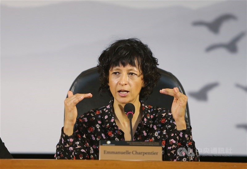 唐獎教育基金會24日在台北舉行唐獎得獎人演講與記者 會,「生技醫藥獎」得主伊曼紐.夏彭提耶( Emmanuelle Charpentier)回應媒體提問。 中央社記者徐肇昌攝 105年9月24日