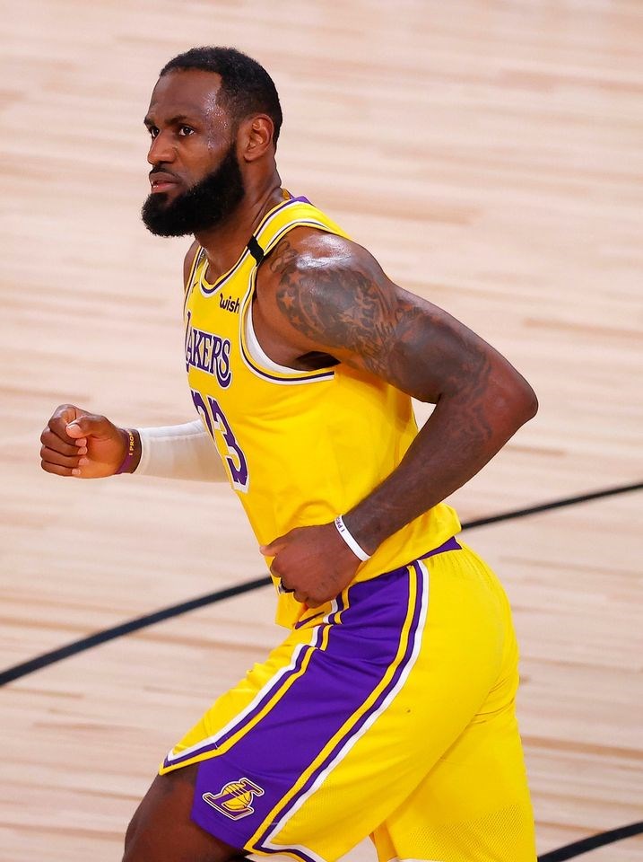 洛杉磯湖人球星詹姆斯7日在NBA總冠軍賽第4戰,全場攻下28分,今年季後賽累積得分達512分,生涯第9度單一季後賽累積得分破500大關,躍居史上第一。(圖取自facebook.com/nba)